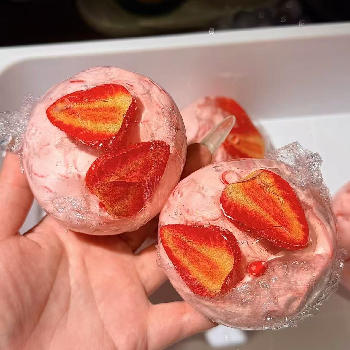 カリカリ苺 ストレスボール(予備カバー付き)